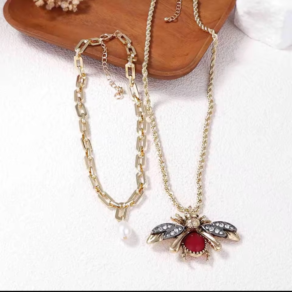 NEW!
Vintage Bee Jewelry Set – Necklace & Earrings - Picture 7 of 14